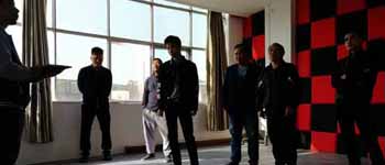 燦源裝飾經(jīng)理親自帶領施工團隊對施工細節(jié)進行指導