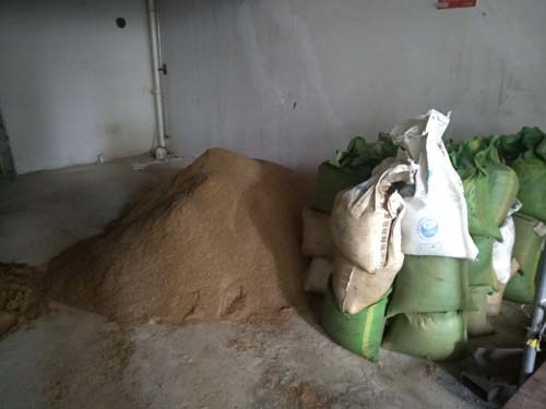 沙子已進(jìn)場(chǎng)，水泥和輕質(zhì)磚等下進(jìn)場(chǎng)