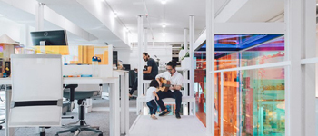 現(xiàn)代簡(jiǎn)約辦公室裝修設(shè)計(jì)典范  集現(xiàn)代、簡(jiǎn)約和科技感為一體