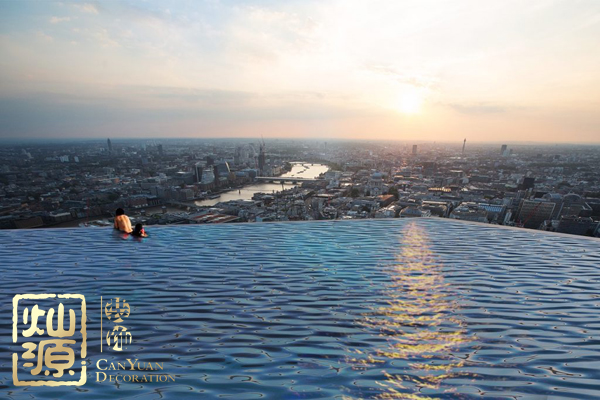 全球首個無邊泳池即將開建 屋頂泳池或?qū)⒊蔀槁玫晷聦? /> 
</p>
<p style=