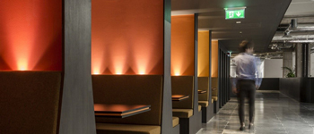 國外廣告公司裝修效果    展示工業(yè)風(fēng)與媒體元素的天生兼容